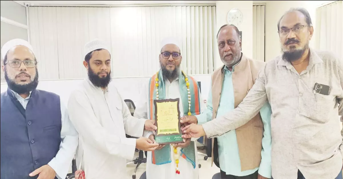 ರಾಷ್ಟ್ರೀಯ ಐಕ್ಯತಾ ಕವಿಗೋಷ್ಠಿಯಲ್ಲಿ ಮೌಲಾನಾ ಮಸೂದ್ ಅಹ್ಮದ್ಗೆ ಸನ್ಮಾನ ರಾಷ್ಟ್ರೀಯ ಐಕ್ಯತಾ ಕವಿಗೋಷ್ಠಿಯಲ್ಲಿ ಮೌಲಾನಾ ಮಸೂದ್ ಅಹ್ಮದ್ಗೆ ಸನ್ಮಾನ