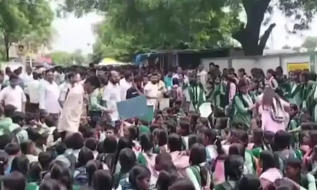 Jharkhand | ಶಿಕ್ಷಕನ ವರ್ಗಾವಣೆ; Gen Alpha ವಿದ್ಯಾರ್ಥಿಗಳಿಂದ ಪ್ರತಿಭಟನೆ