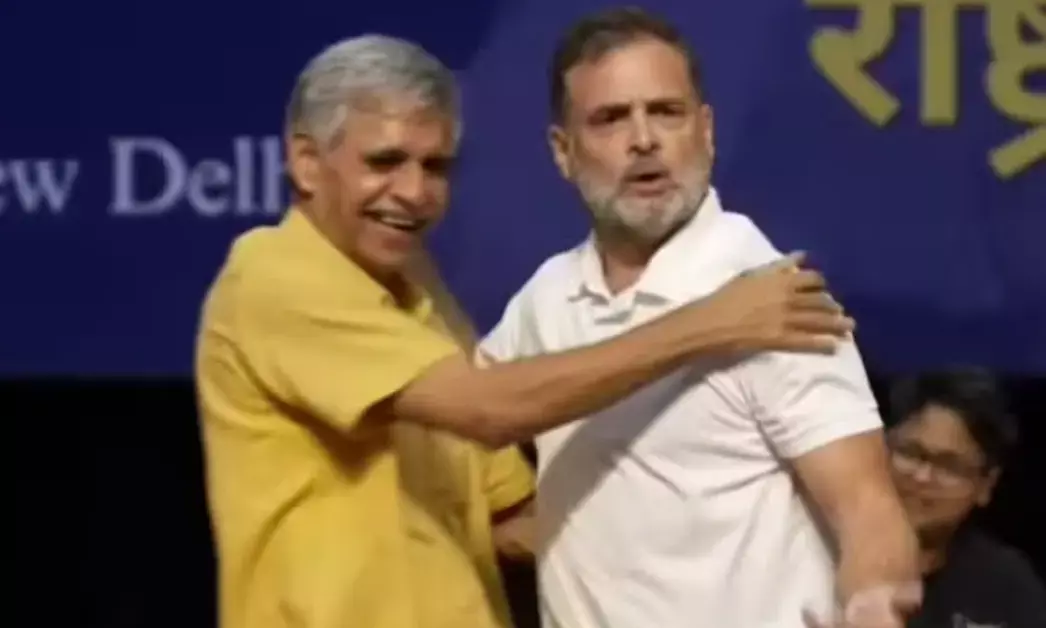 ಕಾಂಗ್ರೆಸ್ ನಾಯಕನನ್ನು ಆಲಂಗಿಸಿ, ‘ಇದು ಮೋದಿಯ ವಿದೇಶಾಂಗ ನೀತಿ’ ಎಂದು ವ್ಯಂಗ್ಯವಾಡಿದ ರಾಹುಲ್ ಗಾಂಧಿ