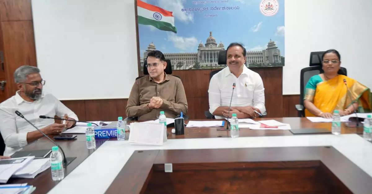 ಅಲ್ಪಸಂಖ್ಯಾತರ ಕಲ್ಯಾಣ ಇಲಾಖೆಗೆ ಸಚಿವ ಯು.ಟಿ.ಖಾದರ್ ಭೇಟಿ: ಉದ್ಯೋಗಿಗಳಿಗೆ ಪಿಎಫ್ ನೀಡದ ಗುತ್ತಿಗೆದಾರರ ವಿರುದ್ಧ ಕ್ರಮಕ್ಕೆ ಸೂಚನೆ ಅಲ್ಪಸಂಖ್ಯಾತರ ಕಲ್ಯಾಣ ಇಲಾಖೆಗೆ ಸಚಿವ ಯು.ಟಿ.ಖಾದರ್ ಭೇಟಿ: ಉದ್ಯೋಗಿಗಳಿಗೆ ಪಿಎಫ್ ನೀಡದ ಗುತ್ತಿಗೆದಾರರ ವಿರುದ್ಧ ಕ್ರಮಕ್ಕೆ ಸೂಚನೆ