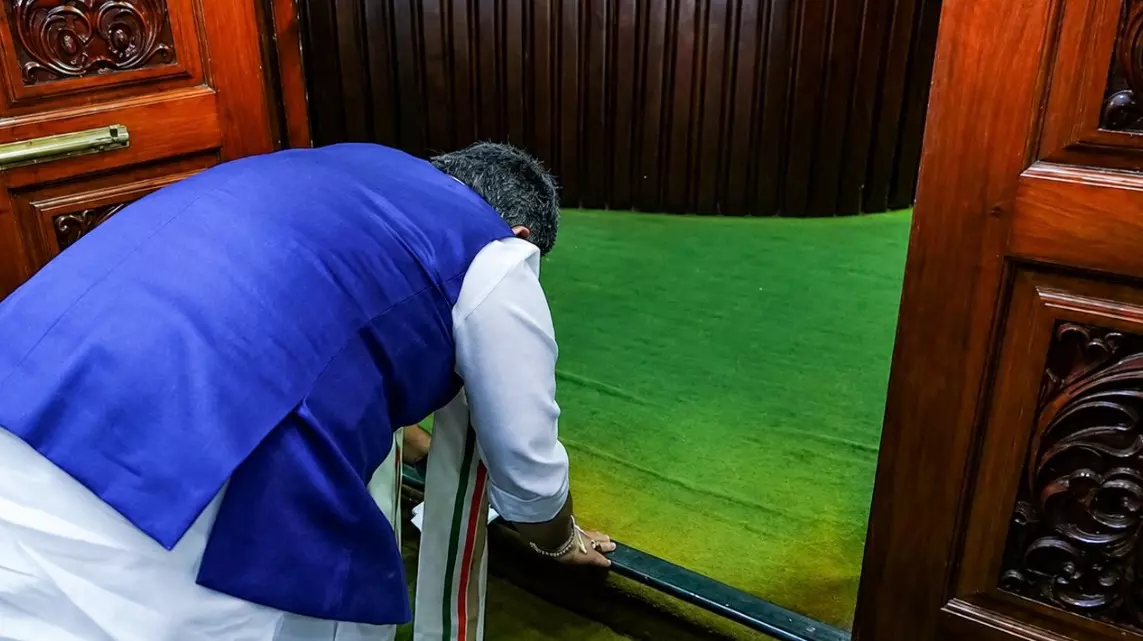 ಮುಂಗಾರು ಅಧಿವೇಶನ: ವಿಧಾನಸಭೆ ಬಾಗಿಲು, ಸಿಎಂ ಪೀಠಕ್ಕೆ ನಮಸ್ಕರಿಸಿದ ಡಿ.ಕೆ.ಶಿವಕುಮಾರ್ ಮುಂಗಾರು ಅಧಿವೇಶನ: ವಿಧಾನಸಭೆ ಬಾಗಿಲು, ಸಿಎಂ ಪೀಠಕ್ಕೆ ನಮಸ್ಕರಿಸಿದ ಡಿ.ಕೆ.ಶಿವಕುಮಾರ್