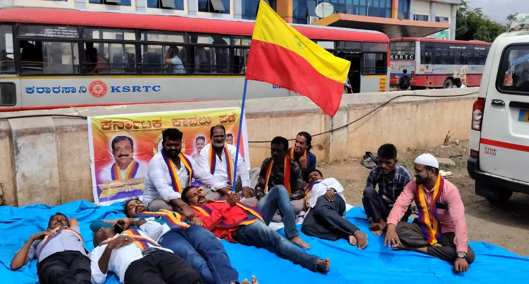 Gundlupete | ಕಾವೇರಿ ನೀರಿಗಾಗಿ ಕರ್ನಾಟಕ ಕಾವಲು ಪಡೆಯಿಂದ ವಿನೂತನ ಪ್ರತಿಭಟನೆ Gundlupete | ಕಾವೇರಿ ನೀರಿಗಾಗಿ ಕರ್ನಾಟಕ ಕಾವಲು ಪಡೆಯಿಂದ ವಿನೂತನ ಪ್ರತಿಭಟನೆ