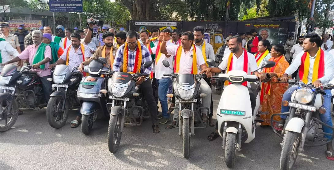 ʼಕರ್ನಾಟಕ ಬಂದ್ʼಗೆ ಮಂಡ್ಯದಲ್ಲಿ ಮಿಶ್ರ ಪ್ರತಿಕ್ರಿಯೆ ʼಕರ್ನಾಟಕ ಬಂದ್ʼಗೆ ಮಂಡ್ಯದಲ್ಲಿ ಮಿಶ್ರ ಪ್ರತಿಕ್ರಿಯೆ