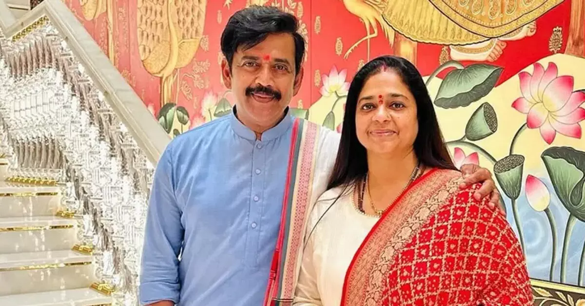 ಸಾಮಾಜಿಕ ಜಾಲತಾಣಗಳಲ್ಲಿ ಮೀಮ್ಗಳ ಹಾವಳಿಯಿಂದ ಬೇಸತ್ತು ಪತಿಯನ್ನು ‘ರೂಮ್ನಲ್ಲಿ ಲಾಕ್ ಮಾಡುತ್ತೇನೆ’ ಎಂದ ರವಿ ಕಿಶನ್ ಪತ್ನಿ! ಸಾಮಾಜಿಕ ಜಾಲತಾಣಗಳಲ್ಲಿ ಮೀಮ್ಗಳ ಹಾವಳಿಯಿಂದ ಬೇಸತ್ತು ಪತಿಯನ್ನು ‘ರೂಮ್ನಲ್ಲಿ ಲಾಕ್ ಮಾಡುತ್ತೇನೆ’ ಎಂದ ರವಿ ಕಿಶನ್ ಪತ್ನಿ!
