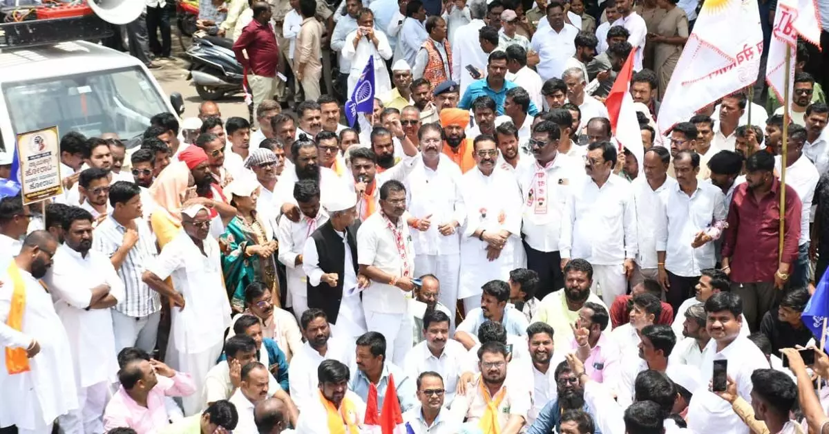 ಕಲಬುರಗಿ: ಹಳೆಯ ಮೀಸಲಾತಿ ಅನ್ವಯ ನೇಮಕಾತಿಗೆ ಆಗ್ರಹಿಸಿ ಬೃಹತ್ ಪ್ರತಿಭಟನೆ ಕಲಬುರಗಿ: ಹಳೆಯ ಮೀಸಲಾತಿ ಅನ್ವಯ ನೇಮಕಾತಿಗೆ ಆಗ್ರಹಿಸಿ ಬೃಹತ್ ಪ್ರತಿಭಟನೆ