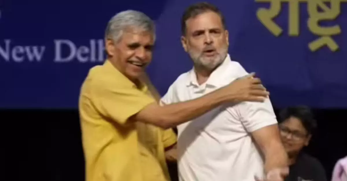 ಕಾಂಗ್ರೆಸ್ ನಾಯಕನನ್ನು ಆಲಂಗಿಸಿ, ‘ಇದು ಮೋದಿಯ ವಿದೇಶಾಂಗ ನೀತಿ’ ಎಂದು ವ್ಯಂಗ್ಯವಾಡಿದ ರಾಹುಲ್ ಗಾಂಧಿ ಕಾಂಗ್ರೆಸ್ ನಾಯಕನನ್ನು ಆಲಂಗಿಸಿ, ‘ಇದು ಮೋದಿಯ ವಿದೇಶಾಂಗ ನೀತಿ’ ಎಂದು ವ್ಯಂಗ್ಯವಾಡಿದ ರಾಹುಲ್ ಗಾಂಧಿ