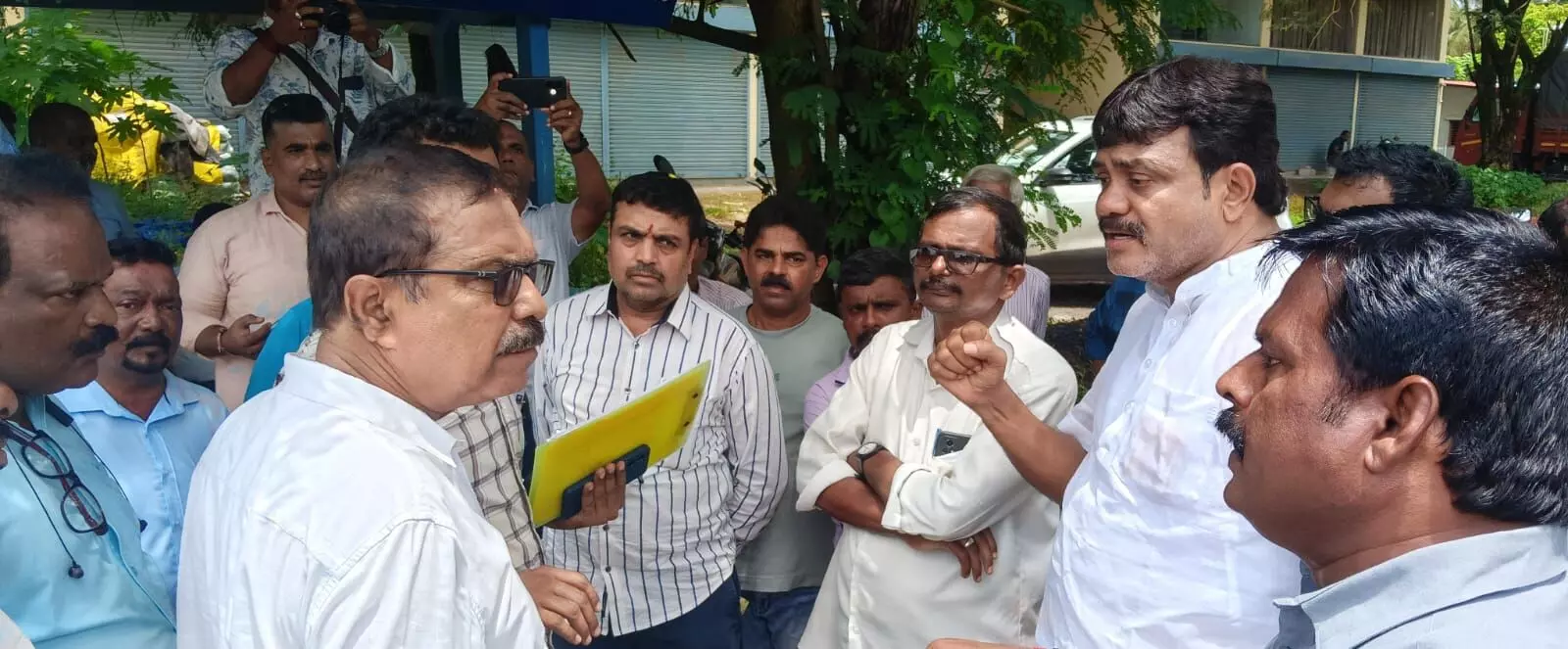 ಕೋಟೇಶ್ವರ ಒಳಪೇಟೆಯಲ್ಲಿ ಸರಕಾರಿ ಭೂಮಿ ಒತ್ತುವರಿ: ಕಂದಾಯ ಇಲಾಖೆಯಿಂದ ಸರ್ವೇ, ಗಡಿಗುರುತು ಕಾರ್ಯ ಕೋಟೇಶ್ವರ ಒಳಪೇಟೆಯಲ್ಲಿ ಸರಕಾರಿ ಭೂಮಿ ಒತ್ತುವರಿ: ಕಂದಾಯ ಇಲಾಖೆಯಿಂದ ಸರ್ವೇ, ಗಡಿಗುರುತು ಕಾರ್ಯ