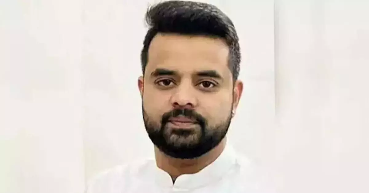 ಪ್ರಜ್ವಲ್ ರೇವಣ್ಣ ಬಳಿ ಸಿಕ್ಕ ಮೊಬೈಲ್, ಪೆನ್ಡ್ರೈವ್ ನಲ್ಲಿ ಅಶ್ಲೀಲ ವಿಡಿಯೋಗಳು ಪತ್ತೆಯಾಗಿಲ್ಲ: ಡಿಸಿಪಿ ಸ್ಪಷ್ಟನೆ ಪ್ರಜ್ವಲ್ ರೇವಣ್ಣ ಬಳಿ ಸಿಕ್ಕ ಮೊಬೈಲ್, ಪೆನ್ಡ್ರೈವ್ ನಲ್ಲಿ ಅಶ್ಲೀಲ ವಿಡಿಯೋಗಳು ಪತ್ತೆಯಾಗಿಲ್ಲ: ಡಿಸಿಪಿ ಸ್ಪಷ್ಟನೆ