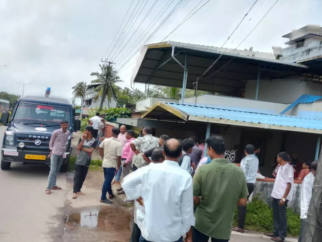 ಕುಂದಾಪುರ: ಮನೆಗೆ ನುಗ್ಗಿ ಚಿನ್ನಾಭರಣ, ನಗದು ಕಳ್ಳತನ ಕುಂದಾಪುರ: ಮನೆಗೆ ನುಗ್ಗಿ ಚಿನ್ನಾಭರಣ, ನಗದು ಕಳ್ಳತನ