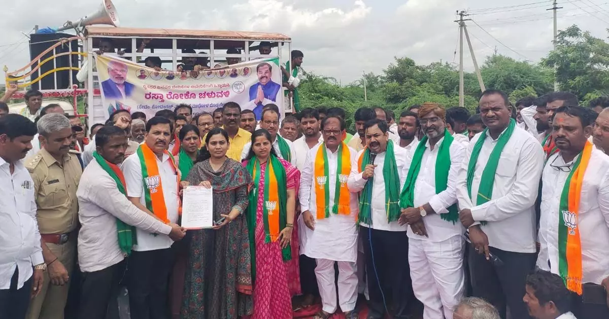 ಸೇಡಂ: ರೈತರ ಸಮಸ್ಯೆ, ವಿದ್ಯುತ್ ಅಭಾವ ಖಂಡಿಸಿ ಬಿಜೆಪಿಯಿಂದ ರಸ್ತೆ ತಡೆ ಸೇಡಂ: ರೈತರ ಸಮಸ್ಯೆ, ವಿದ್ಯುತ್ ಅಭಾವ ಖಂಡಿಸಿ ಬಿಜೆಪಿಯಿಂದ ರಸ್ತೆ ತಡೆ
