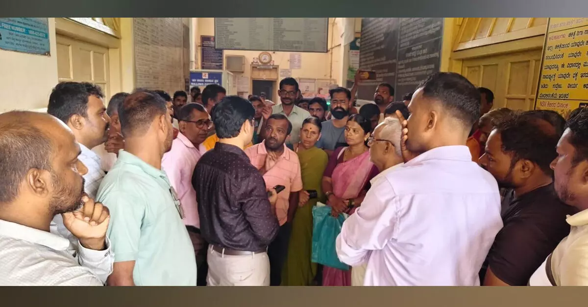 Bhatkal | ವೈದ್ಯಾಧಿಕಾರಿ ವಿರುದ್ಧ ಅನಾಮಧೇಯ ದೂರು: ಸರ್ಕಾರಿ ಆಸ್ಪತ್ರೆಗೆ ಡಿಎಂಒ ಭೇಟಿ, ಪರಿಶೀಲನೆ Bhatkal | ವೈದ್ಯಾಧಿಕಾರಿ ವಿರುದ್ಧ ಅನಾಮಧೇಯ ದೂರು: ಸರ್ಕಾರಿ ಆಸ್ಪತ್ರೆಗೆ ಡಿಎಂಒ ಭೇಟಿ, ಪರಿಶೀಲನೆ