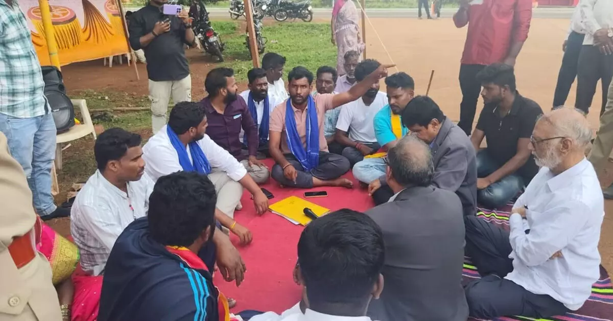 Bidar | ವಿದ್ಯಾರ್ಥಿಗಳ ಬೇಡಿಕೆ ಈಡೇರಿಕೆಗೆ ಆಗ್ರಹಿಸಿ ಎರಡನೇ ದಿನಕ್ಕೆ ಕಾಲಿಟ್ಟ ಉಪವಾಸ ಸತ್ಯಾಗ್ರಹ Bidar | ವಿದ್ಯಾರ್ಥಿಗಳ ಬೇಡಿಕೆ ಈಡೇರಿಕೆಗೆ ಆಗ್ರಹಿಸಿ ಎರಡನೇ ದಿನಕ್ಕೆ ಕಾಲಿಟ್ಟ ಉಪವಾಸ ಸತ್ಯಾಗ್ರಹ