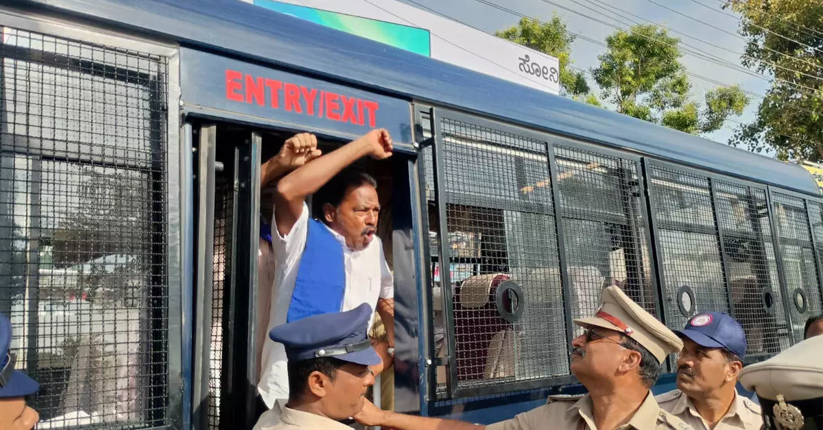 ರಾಯಚೂರು ಉಸ್ತುವಾರಿ ವಿಚಾರ: ಅಜಯಸಿಂಗ್ ಗೆ ಘೇರಾವ್ ಗೆ ಯತ್ನ; ಪ್ರತಿಭಟನಾಕಾರರ ಬಂಧನ ರಾಯಚೂರು ಉಸ್ತುವಾರಿ ವಿಚಾರ: ಅಜಯಸಿಂಗ್ ಗೆ ಘೇರಾವ್ ಗೆ ಯತ್ನ; ಪ್ರತಿಭಟನಾಕಾರರ ಬಂಧನ