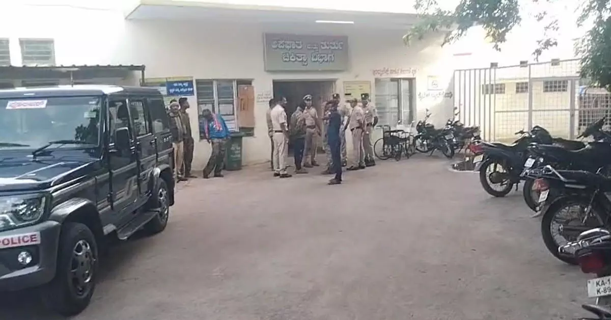 ಹನೂರು: ಅರಣ್ಯ ಇಲಾಖೆ ಸಿಬ್ಬಂದಿಯಿಂದ ಗುಂಡಿನ ದಾಳಿ; ಬೇಟೆಗೆ ಬಂದಿದ್ದರೆನ್ನಲಾದ ಮೂವರು ಮೃತ್ಯು ಹನೂರು: ಅರಣ್ಯ ಇಲಾಖೆ ಸಿಬ್ಬಂದಿಯಿಂದ ಗುಂಡಿನ ದಾಳಿ; ಬೇಟೆಗೆ ಬಂದಿದ್ದರೆನ್ನಲಾದ ಮೂವರು ಮೃತ್ಯು