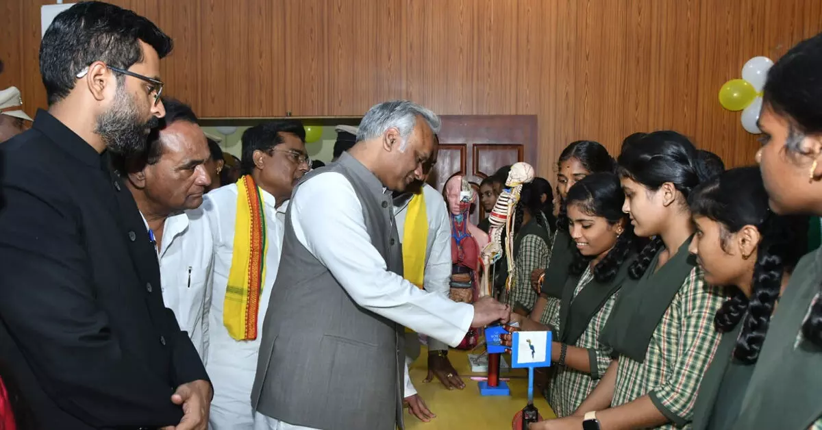 ವಿದ್ಯಾರ್ಥಿಗಳಲ್ಲಿ ವೈಜ್ಞಾನಿಕ ಕುತೂಹಲ ಬೆಳೆಸಲು ಪೇಪರ್ಟ್ರಾನಿಕ್ಸ್ ಕಿಟ್ ವಿತರಣೆ : ಸಚಿವ ಪ್ರಿಯಾಂಕ್ ಖರ್ಗೆ ವಿದ್ಯಾರ್ಥಿಗಳಲ್ಲಿ ವೈಜ್ಞಾನಿಕ ಕುತೂಹಲ ಬೆಳೆಸಲು ಪೇಪರ್ಟ್ರಾನಿಕ್ಸ್ ಕಿಟ್ ವಿತರಣೆ : ಸಚಿವ ಪ್ರಿಯಾಂಕ್ ಖರ್ಗೆ