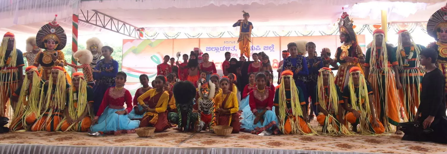 ಉಡುಪಿ: ಕಣ್ಮನ ಸೆಳೆದ ಶಾಲಾ ಮಕ್ಕಳ ಸಾಂಸ್ಕೃತಿಕ ದೃಶ್ಯವೈಭವ ಉಡುಪಿ: ಕಣ್ಮನ ಸೆಳೆದ ಶಾಲಾ ಮಕ್ಕಳ ಸಾಂಸ್ಕೃತಿಕ ದೃಶ್ಯವೈಭವ