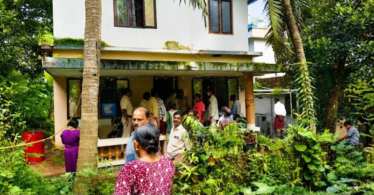 ಕಾಸರಗೋಡು: ತಂದೆ, ಮಗಳು ಆತ್ಮಹತ್ಯೆ ಕಾಸರಗೋಡು: ತಂದೆ, ಮಗಳು ಆತ್ಮಹತ್ಯೆ