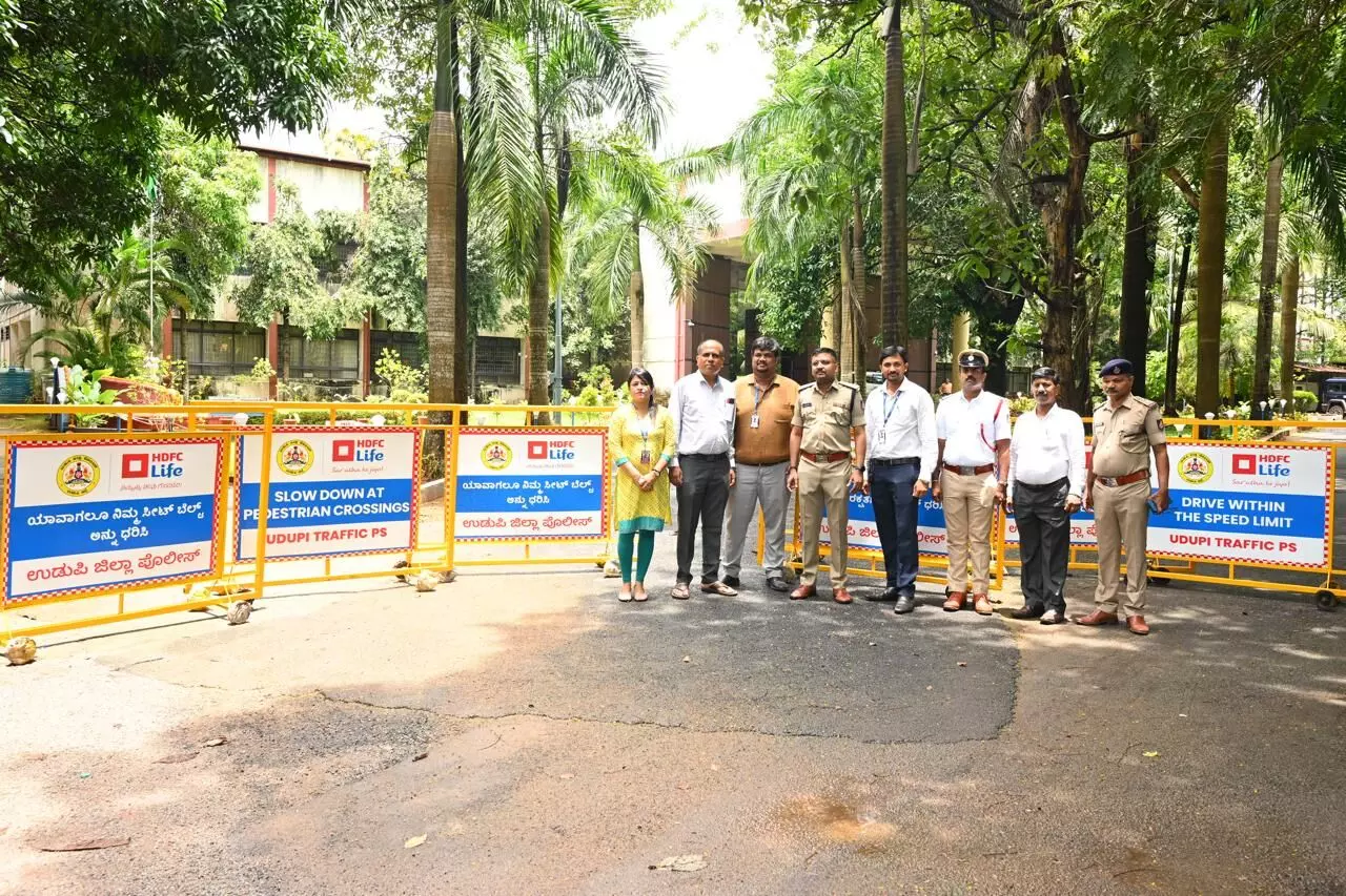 ಉಡುಪಿ: ಪೊಲೀಸ್ ಇಲಾಖೆಗೆ 40 ಬ್ಯಾರಿಕೇಟ್ಗಳ ಹಸ್ತಾಂತರ ಉಡುಪಿ: ಪೊಲೀಸ್ ಇಲಾಖೆಗೆ 40 ಬ್ಯಾರಿಕೇಟ್ಗಳ ಹಸ್ತಾಂತರ