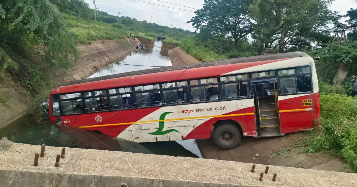 Bidar | ಕಾರಿಗೆ ಢಿಕ್ಕಿ ಹೊಡೆದು ಕಾಲುವೆಗಿಳಿದ ಸಾರಿಗೆ ಬಸ್ : ಹಲವರಿಗೆ ಗಾಯ Bidar | ಕಾರಿಗೆ ಢಿಕ್ಕಿ ಹೊಡೆದು ಕಾಲುವೆಗಿಳಿದ ಸಾರಿಗೆ ಬಸ್ : ಹಲವರಿಗೆ ಗಾಯ