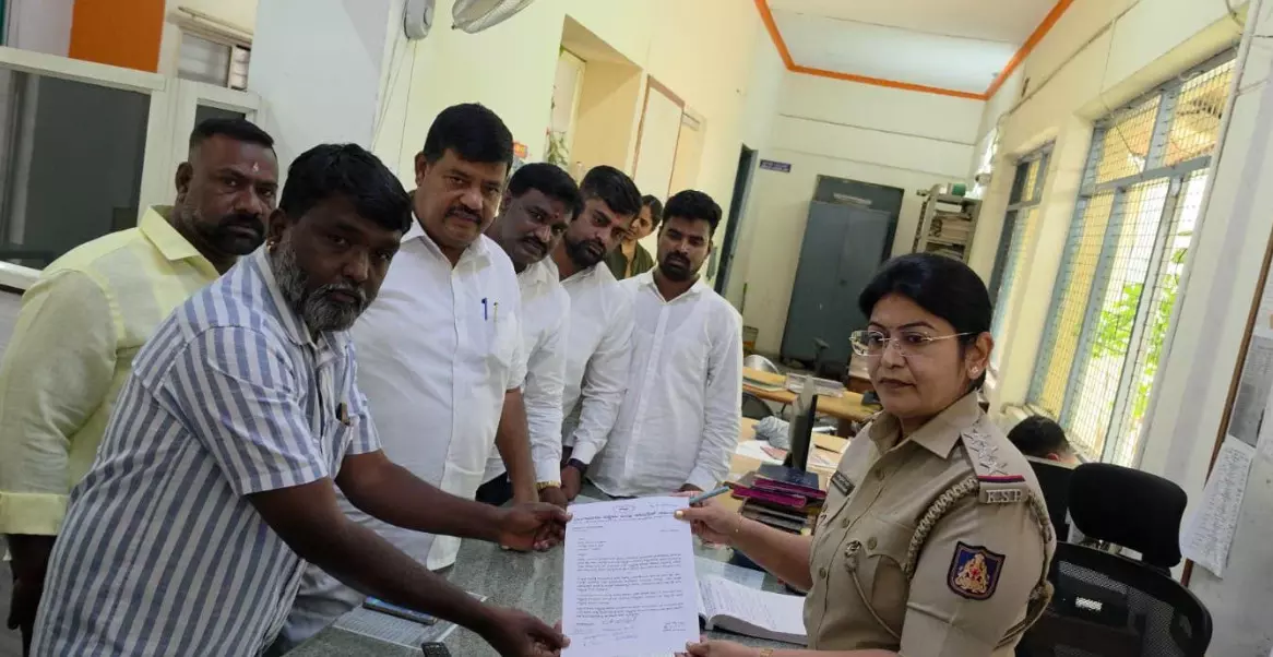 ರಾಷ್ಟ್ರಧ್ವಜ, ರಾಷ್ಟ್ರಗೀತೆಗೆ ಅಪಮಾನ ಆರೋಪ: ಬಿಜೆಪಿಯ ಎನ್.ರವಿಕುಮಾರ್ ವಿರುದ್ಧ ದೂರು ದಾಖಲು ರಾಷ್ಟ್ರಧ್ವಜ, ರಾಷ್ಟ್ರಗೀತೆಗೆ ಅಪಮಾನ ಆರೋಪ: ಬಿಜೆಪಿಯ ಎನ್.ರವಿಕುಮಾರ್ ವಿರುದ್ಧ ದೂರು ದಾಖಲು
