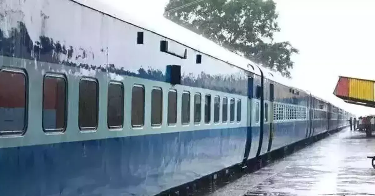 ಪ್ರಯಾಣಕ್ಕೆ ಯೋಗ್ಯವಲ್ಲದ ಇಂಜಿನ್ ಬಳಕೆ: ಮಾರ್ಗಮಧ್ಯೆ ಕೆಟ್ಟು ನಿಂತ ಹಾಸನ–ಸೋಲಾಪುರ ಎಕ್ಸ್ಪ್ರೆಸ್ ರೈಲು ಪ್ರಯಾಣಕ್ಕೆ ಯೋಗ್ಯವಲ್ಲದ ಇಂಜಿನ್ ಬಳಕೆ: ಮಾರ್ಗಮಧ್ಯೆ ಕೆಟ್ಟು ನಿಂತ ಹಾಸನ–ಸೋಲಾಪುರ ಎಕ್ಸ್ಪ್ರೆಸ್ ರೈಲು