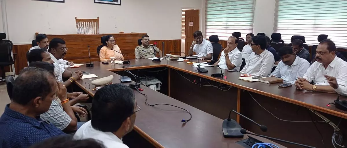 ಹೆಜಮಾಡಿ ಟೋಲ್ನಲ್ಲಿ ಸ್ಥಳೀಯರಿಗೆ ರಿಯಾಯಿತಿ ಕೋರಿ ಪತ್ರ: ಉಡುಪಿ ಡಿಸಿ ಸ್ವರೂಪ ಟಿ.ಕೆ. ಭರವಸೆ ಹೆಜಮಾಡಿ ಟೋಲ್ನಲ್ಲಿ ಸ್ಥಳೀಯರಿಗೆ ರಿಯಾಯಿತಿ ಕೋರಿ ಪತ್ರ: ಉಡುಪಿ ಡಿಸಿ ಸ್ವರೂಪ ಟಿ.ಕೆ. ಭರವಸೆ