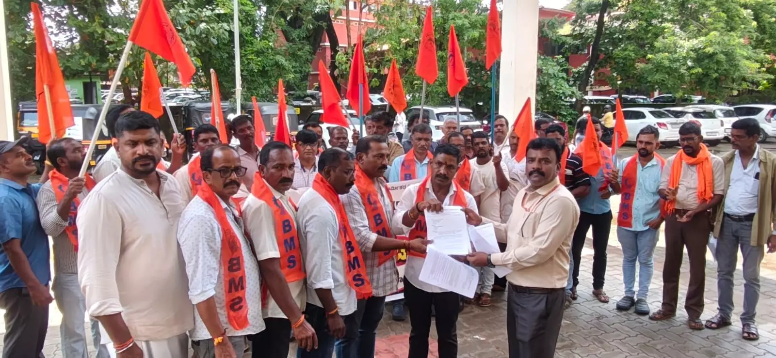 ಕಾರ್ಮಿಕರ ವಿವಿಧ ಬೇಡಿಕೆಗಳ ಈಡೇರಿಕೆಗೆ ಆಗ್ರಹಿಸಿ ಧರಣಿ ಕಾರ್ಮಿಕರ ವಿವಿಧ ಬೇಡಿಕೆಗಳ ಈಡೇರಿಕೆಗೆ ಆಗ್ರಹಿಸಿ ಧರಣಿ
