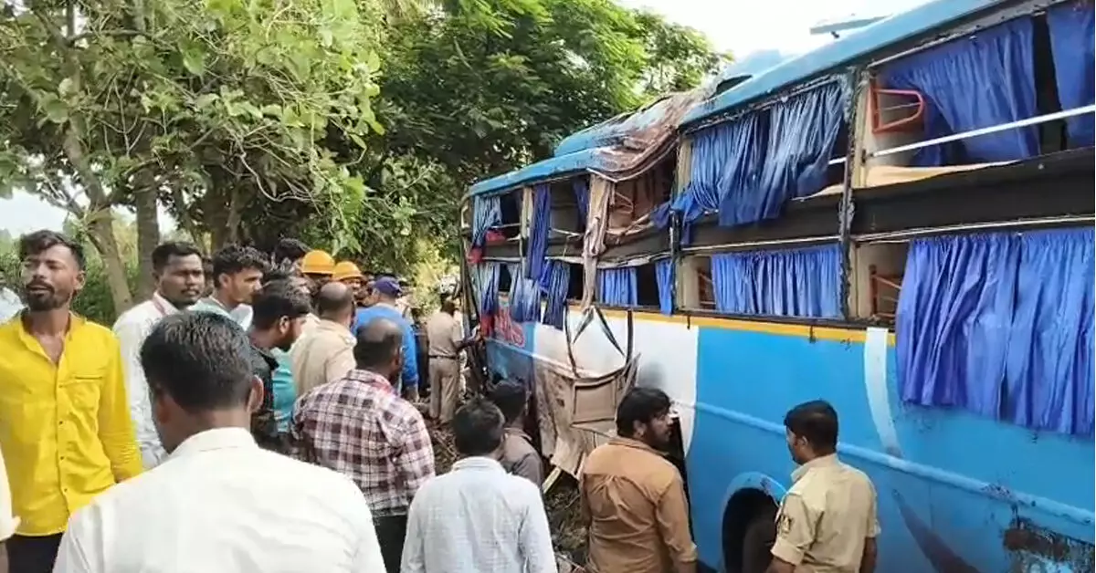 ಬಾಗಲಕೋಟೆ: ಬೈಕಿಗೆ ಢಿಕ್ಕಿಯಾಗಿ ಉರುಳಿಬಿದ್ದ ಬಸ್: ಬೈಕ್ ಸವಾರ ಮೃತ್ಯು ಬಾಗಲಕೋಟೆ: ಬೈಕಿಗೆ ಢಿಕ್ಕಿಯಾಗಿ ಉರುಳಿಬಿದ್ದ ಬಸ್: ಬೈಕ್ ಸವಾರ ಮೃತ್ಯು