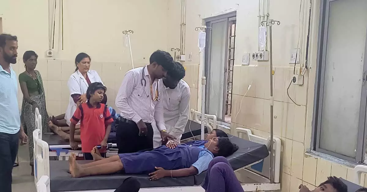 ಮಲ್ಲಾಪೂರ : ಮಧ್ಯಾಹ್ನದ ಬಿಸಿಯೂಟ ಸೇವಿಸಿದ ವಿದ್ಯಾರ್ಥಿಗಳು, ಶಿಕ್ಷಕರು ಅಸ್ವಸ್ಥ ಮಲ್ಲಾಪೂರ : ಮಧ್ಯಾಹ್ನದ ಬಿಸಿಯೂಟ ಸೇವಿಸಿದ ವಿದ್ಯಾರ್ಥಿಗಳು, ಶಿಕ್ಷಕರು ಅಸ್ವಸ್ಥ