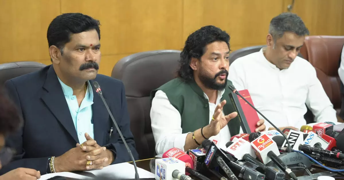 ದಲಿತ ಮತ್ತೊಮ್ಮೆ ಮಂತ್ರಿಯಾಗಿದ್ದಾನೆ ಎಂಬ ಕಾರಣಕ್ಕೆ ನನ್ನ ವಿರುದ್ಧ ಮನುವಾದಿಗಳಿಂದ ಹುನ್ನಾರ: ಸಚಿವ ನಾಗೇಂದ್ರ ದಲಿತ ಮತ್ತೊಮ್ಮೆ ಮಂತ್ರಿಯಾಗಿದ್ದಾನೆ ಎಂಬ ಕಾರಣಕ್ಕೆ ನನ್ನ ವಿರುದ್ಧ ಮನುವಾದಿಗಳಿಂದ ಹುನ್ನಾರ: ಸಚಿವ ನಾಗೇಂದ್ರ