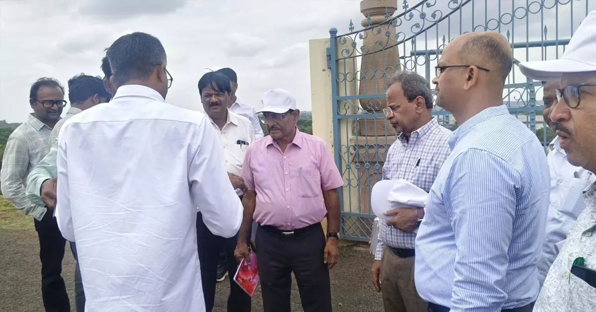 ಹುಣಸಗಿ | ನಾರಾಯಣಪುರ ಬಸವಸಾಗರ ಜಲಾಶಯಕ್ಕೆ ಕೇಂದ್ರ ನೀರಾವರಿ ತಜ್ಞರ ತಂಡ ಭೇಟಿ ಹುಣಸಗಿ | ನಾರಾಯಣಪುರ ಬಸವಸಾಗರ ಜಲಾಶಯಕ್ಕೆ ಕೇಂದ್ರ ನೀರಾವರಿ ತಜ್ಞರ ತಂಡ ಭೇಟಿ