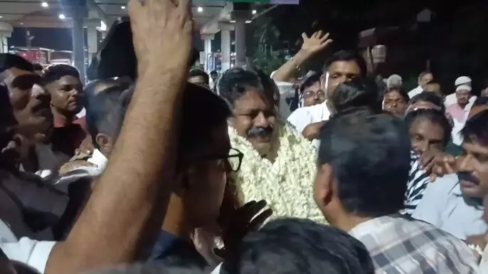 ವಿಧಾನಸಭಾ ಉಪಸಭಾಧ್ಯಕ್ಷರಾಗಿ ಮಂಕಾಳ ವೈದ್ಯ ಆಯ್ಕೆ: ಶಿರೂರು ಟೋಲ್ನಲ್ಲಿ ಅದ್ದೂರಿ ಸ್ವಾಗತ ವಿಧಾನಸಭಾ ಉಪಸಭಾಧ್ಯಕ್ಷರಾಗಿ ಮಂಕಾಳ ವೈದ್ಯ ಆಯ್ಕೆ: ಶಿರೂರು ಟೋಲ್ನಲ್ಲಿ ಅದ್ದೂರಿ ಸ್ವಾಗತ