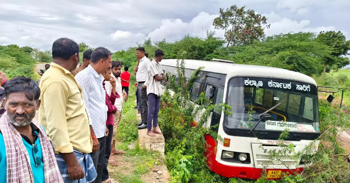 Kuknoor | ಚಾಲಕನ ನಿಯಂತ್ರಣ ತಪ್ಪಿ ಹಳ್ಳಕ್ಕೆ ಇಳಿದ ಸಾರಿಗೆ ಬಸ್ : ಆರು ಪ್ರಯಾಣಿಕರಿಗೆ ಗಾಯ Kuknoor | ಚಾಲಕನ ನಿಯಂತ್ರಣ ತಪ್ಪಿ ಹಳ್ಳಕ್ಕೆ ಇಳಿದ ಸಾರಿಗೆ ಬಸ್ : ಆರು ಪ್ರಯಾಣಿಕರಿಗೆ ಗಾಯ