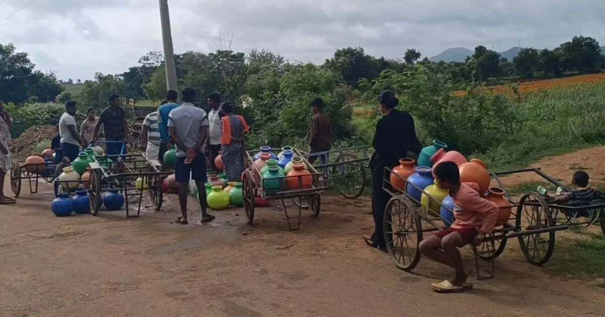 Harapanahalli | ಕುಡಿಯುವ ನೀರಿಗಾಗಿ ಪರದಾಡುತ್ತಿರುವ ಹಾರಕನಾಳು ಸಣ್ಣ ತಾಂಡದ 280 ಕುಟುಂಬಗಳು Harapanahalli | ಕುಡಿಯುವ ನೀರಿಗಾಗಿ ಪರದಾಡುತ್ತಿರುವ ಹಾರಕನಾಳು ಸಣ್ಣ ತಾಂಡದ 280 ಕುಟುಂಬಗಳು
