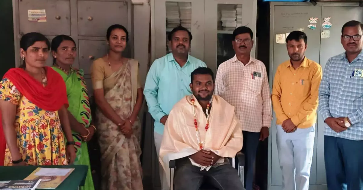 Ballari | ಸೋಮಲಾಪುರ ಸರ್ಕಾರಿ ಶಾಲೆಯ ವಿದ್ಯುತ್ ಸಮಸ್ಯೆಗೆ ಕೊನೆಗೂ ಮುಕ್ತಿ : ಕಂಬ, ತಂತಿ ಅಳವಡಿಸಿ ಶಾಶ್ವತ ವಿದ್ಯುತ್ ಸಂಪರ್ಕ ಕಲ್ಪಿಸಿದ ಜೆಸ್ಕಾಂ Ballari | ಸೋಮಲಾಪುರ ಸರ್ಕಾರಿ ಶಾಲೆಯ ವಿದ್ಯುತ್ ಸಮಸ್ಯೆಗೆ ಕೊನೆಗೂ ಮುಕ್ತಿ : ಕಂಬ, ತಂತಿ ಅಳವಡಿಸಿ ಶಾಶ್ವತ ವಿದ್ಯುತ್ ಸಂಪರ್ಕ ಕಲ್ಪಿಸಿದ ಜೆಸ್ಕಾಂ