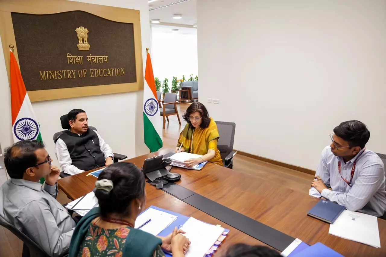 ಸ್ಪರ್ಧಾತ್ಮಕ ಪರೀಕ್ಷಾರ್ಥಿಗಳಿಗೆ ‘ಉಚಿತ ಆನ್ಲೈನ್ ತರಬೇತಿ’ ಅನುಷ್ಠಾನಕ್ಕೆ ಕೇಂದ್ರ ಸಿದ್ಧತೆ ಸ್ಪರ್ಧಾತ್ಮಕ ಪರೀಕ್ಷಾರ್ಥಿಗಳಿಗೆ ‘ಉಚಿತ ಆನ್ಲೈನ್ ತರಬೇತಿ’ ಅನುಷ್ಠಾನಕ್ಕೆ ಕೇಂದ್ರ ಸಿದ್ಧತೆ