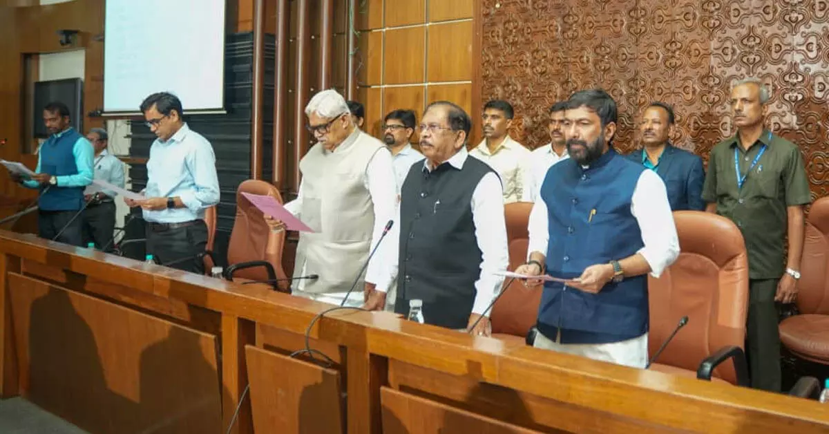 ವಿಕಾಸಸೌಧದಲ್ಲಿ ಸದ್ಭಾವನಾ ದಿನ ಆಚರಣೆ; ಅಧಿಕಾರಿಗಳು, ಸಿಬ್ಬಂದಿಗೆ ಪ್ರತಿಜ್ಞಾ ವಿಧಿ ಬೋಧನೆ ವಿಕಾಸಸೌಧದಲ್ಲಿ ಸದ್ಭಾವನಾ ದಿನ ಆಚರಣೆ; ಅಧಿಕಾರಿಗಳು, ಸಿಬ್ಬಂದಿಗೆ ಪ್ರತಿಜ್ಞಾ ವಿಧಿ ಬೋಧನೆ