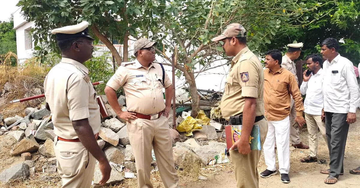 Raichur : ಅರೆನಗ್ನ ಸ್ಥಿತಿಯಲ್ಲಿ ದಲಿತ ಯುವತಿಯ ಮೃತದೇಹ ಪತ್ತೆ; ಅತ್ಯಾಚಾರ ಶಂಕೆ Raichur : ಅರೆನಗ್ನ ಸ್ಥಿತಿಯಲ್ಲಿ ದಲಿತ ಯುವತಿಯ ಮೃತದೇಹ ಪತ್ತೆ; ಅತ್ಯಾಚಾರ ಶಂಕೆ