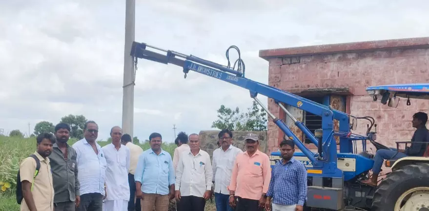 ವಾರ್ತಾಭಾರತಿ ವರದಿ ಫಲಶ್ರುತಿ: ಕಡಕೋಳ ಶಾಲೆಗೆ ವಿದ್ಯುತ್ ಭಾಗ್ಯ ವಾರ್ತಾಭಾರತಿ ವರದಿ ಫಲಶ್ರುತಿ: ಕಡಕೋಳ ಶಾಲೆಗೆ ವಿದ್ಯುತ್ ಭಾಗ್ಯ