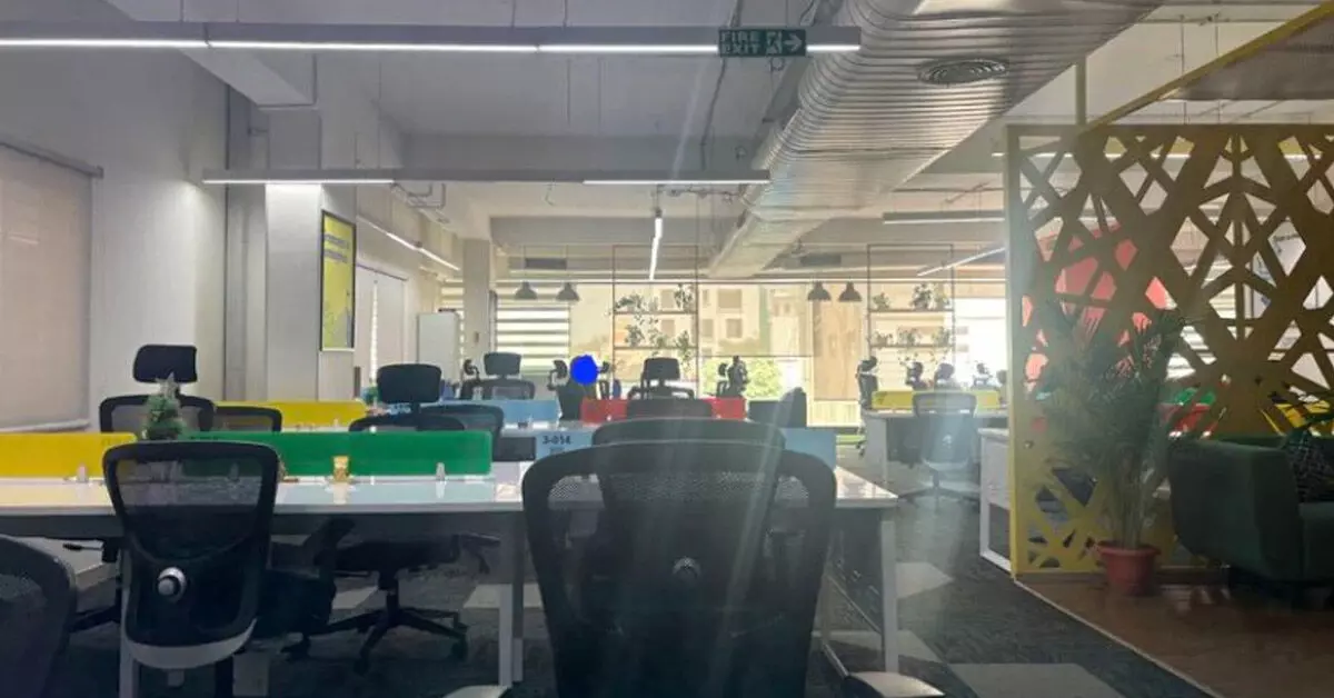 Bengaluru | ಸಿಬ್ಬಂದಿ ತಪ್ಪಲ್ಲ, ಟ್ರಾಫಿಕ್ ತಾಪತ್ರಯ; ಖಾಲಿ ಕಚೇರಿಯ ಫೋಟೋ ಹಾಕಿ ಬೇಸರಪಟ್ಟ ಸ್ಟಾರ್ಟಪ್ ಮಾಲೀಕ! Bengaluru | ಸಿಬ್ಬಂದಿ ತಪ್ಪಲ್ಲ, ಟ್ರಾಫಿಕ್ ತಾಪತ್ರಯ; ಖಾಲಿ ಕಚೇರಿಯ ಫೋಟೋ ಹಾಕಿ ಬೇಸರಪಟ್ಟ ಸ್ಟಾರ್ಟಪ್ ಮಾಲೀಕ!