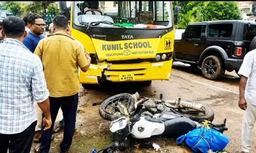 Kasargod | ಬೈಕಿಗೆ ಶಾಲಾ ಬಸ್ ಢಿಕ್ಕಿ: ಬೈಕ್ ಸವಾರ ಮೃತ್ಯು