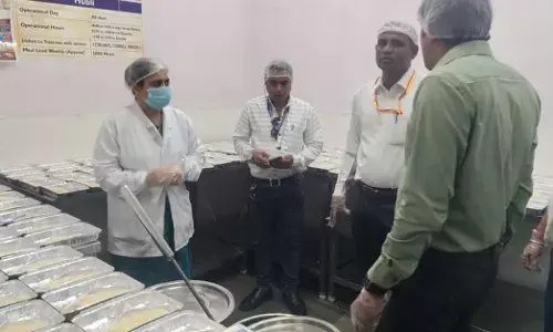 ರೈಲ್ವೆ ನಿಲ್ದಾಣಗಳಲ್ಲಿನ ಹೊಟೇಲ್, ಕ್ಯಾಂಟೀನ್‍ಗಳ ಮೇಲೆ ದಾಳಿ: ಹಲವೆಡೆ ಕಳಪೆ ಪದಾರ್ಥಗಳು ಪತ್ತೆ