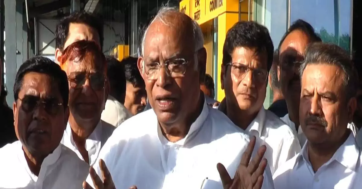 ಪೆಲೆಟ್ ಗನ್ ದಾಳಿ | ತಪ್ಪಿತಸ್ಥರ ವಿರುದ್ಧ ಎಫ್ಐಆರ್ ದಾಖಲಿಸಿ ಕ್ರಮ ಕೈಗೊಳ್ಳಬೇಕು: ಮಲ್ಲಿಕಾರ್ಜುನ ಖರ್ಗೆ ಪೆಲೆಟ್ ಗನ್ ದಾಳಿ | ತಪ್ಪಿತಸ್ಥರ ವಿರುದ್ಧ ಎಫ್ಐಆರ್ ದಾಖಲಿಸಿ ಕ್ರಮ ಕೈಗೊಳ್ಳಬೇಕು: ಮಲ್ಲಿಕಾರ್ಜುನ ಖರ್ಗೆ