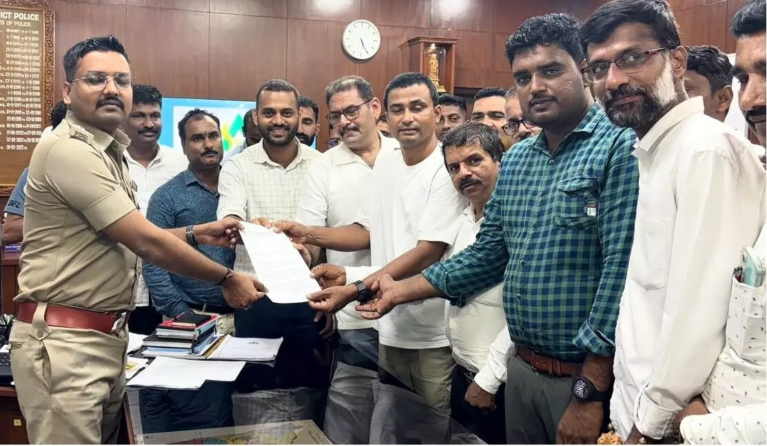ಪತ್ರಕರ್ತ ಶ್ರೀಕಾಂತ್ ಹೆಮ್ಮಾಡಿಗೆ ಹಲ್ಲೆ ಪ್ರಕರಣ: ಆರೋಪಿ ವೈದ್ಯನ ವಿರುದ್ಧ ಕ್ರಮಕ್ಕೆ ಆಗ್ರಹಿಸಿ ಎಸ್ಪಿ, ಡಿಎಚ್ಓಗೆ ಮನವಿ ಪತ್ರಕರ್ತ ಶ್ರೀಕಾಂತ್ ಹೆಮ್ಮಾಡಿಗೆ ಹಲ್ಲೆ ಪ್ರಕರಣ: ಆರೋಪಿ ವೈದ್ಯನ ವಿರುದ್ಧ ಕ್ರಮಕ್ಕೆ ಆಗ್ರಹಿಸಿ ಎಸ್ಪಿ, ಡಿಎಚ್ಓಗೆ ಮನವಿ