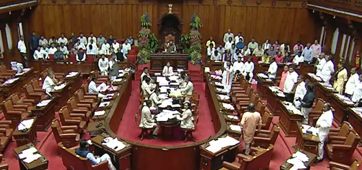 ಮೇಲ್ಮನೆಯಲ್ಲಿ ಗದ್ದಲದ ನಡುವೆಯೂ ಮೂರು ವಿಧೇಯಕಗಳ ಅಂಗೀಕಾರ ಮೇಲ್ಮನೆಯಲ್ಲಿ ಗದ್ದಲದ ನಡುವೆಯೂ ಮೂರು ವಿಧೇಯಕಗಳ ಅಂಗೀಕಾರ