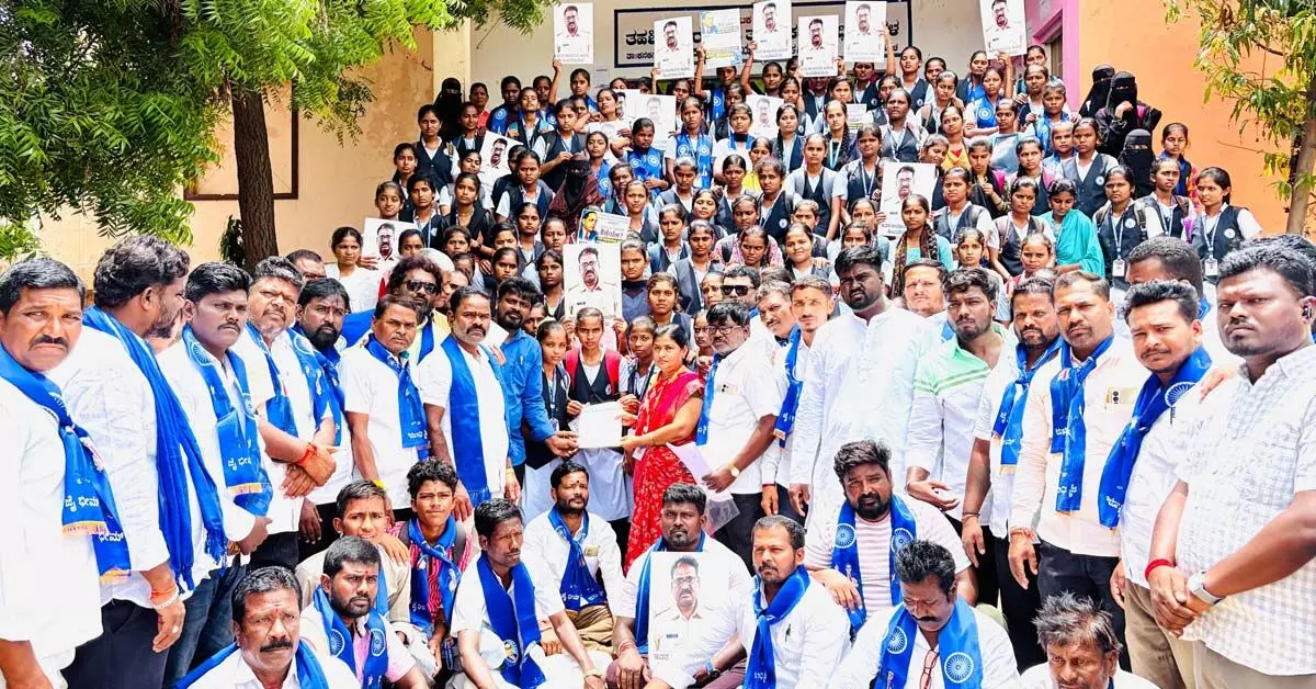 ಕನಕಗಿರಿ | ಪಿಐ ಅಮಾನತು ಆದೇಶ ಹಿಂಪಡೆಯುವಂತೆ ಆಗ್ರಹಿಸಿ ಧರಣಿ ಕನಕಗಿರಿ | ಪಿಐ ಅಮಾನತು ಆದೇಶ ಹಿಂಪಡೆಯುವಂತೆ ಆಗ್ರಹಿಸಿ ಧರಣಿ