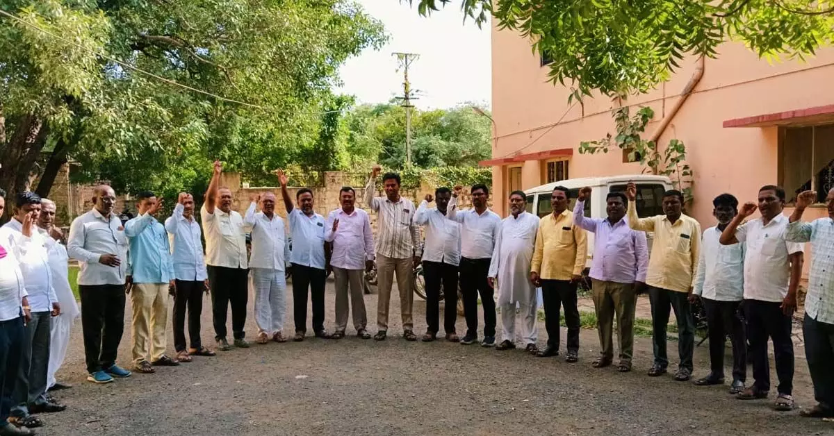 ಜೇವರ್ಗಿ : ಪೌರಕಾರ್ಮಿಕರ ಸಮಸ್ಯೆಗಳಿಗೆ ಸ್ಪಂದಿಸದ ಶಾಸಕರ ವಿರುದ್ಧ ಆ. 23ರಂದು ಕಪ್ಪು ಬಟ್ಟೆ ಪ್ರದರ್ಶನ ಜೇವರ್ಗಿ : ಪೌರಕಾರ್ಮಿಕರ ಸಮಸ್ಯೆಗಳಿಗೆ ಸ್ಪಂದಿಸದ ಶಾಸಕರ ವಿರುದ್ಧ ಆ. 23ರಂದು ಕಪ್ಪು ಬಟ್ಟೆ ಪ್ರದರ್ಶನ