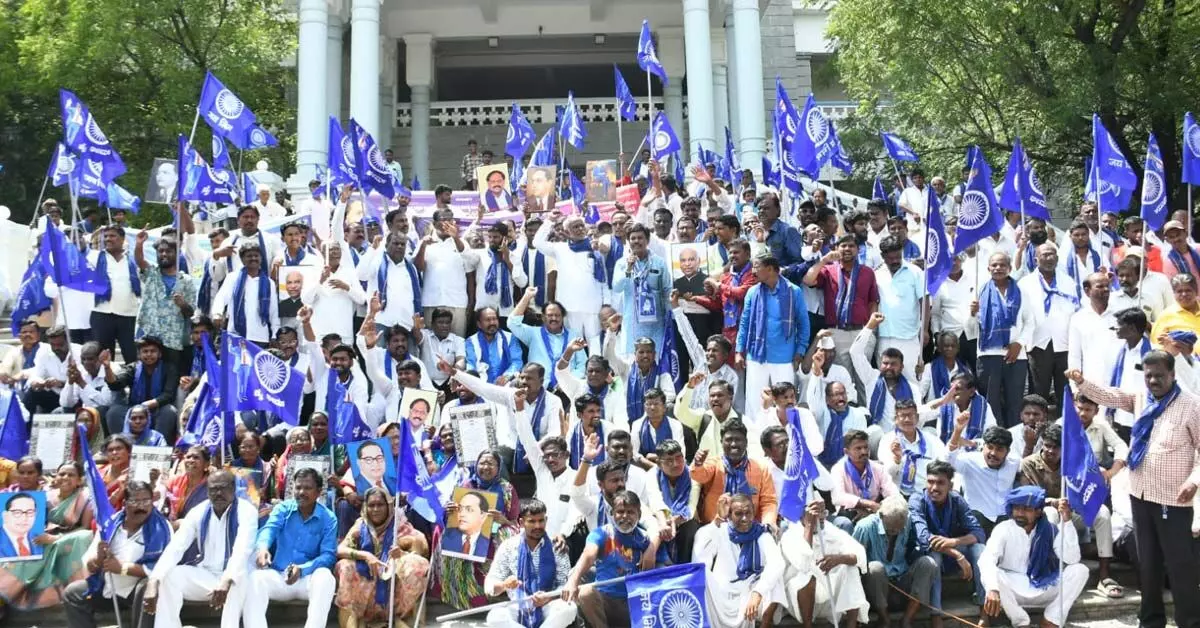 Kalaburagi | ಮಲ್ಲಿಕಾರ್ಜುನ ಖರ್ಗೆ ಭಾಷಣ ಮಾಡಿದ ಸ್ಥಳ ಶುದ್ಧೀಕರಣ: ದಲಿತ ಸಂಘರ್ಷ ಸಮಿತಿ ಪ್ರತಿಭಟನೆ Kalaburagi | ಮಲ್ಲಿಕಾರ್ಜುನ ಖರ್ಗೆ ಭಾಷಣ ಮಾಡಿದ ಸ್ಥಳ ಶುದ್ಧೀಕರಣ: ದಲಿತ ಸಂಘರ್ಷ ಸಮಿತಿ ಪ್ರತಿಭಟನೆ
