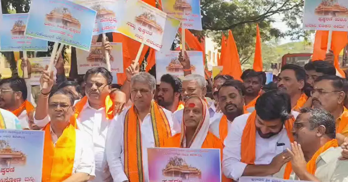 Hubballi | ರಸ್ತೆ ನಿರ್ಮಾಣದ ಜಾಗದ ಕೆಳಗಡೆ ಪುಷ್ಕರಣಿ ಆರೋಪ; ಹಿಂದುತ್ವ ಸಂಘಟನೆಗಳಿಂದ ಪ್ರತಿಭಟನೆ Hubballi | ರಸ್ತೆ ನಿರ್ಮಾಣದ ಜಾಗದ ಕೆಳಗಡೆ ಪುಷ್ಕರಣಿ ಆರೋಪ; ಹಿಂದುತ್ವ ಸಂಘಟನೆಗಳಿಂದ ಪ್ರತಿಭಟನೆ