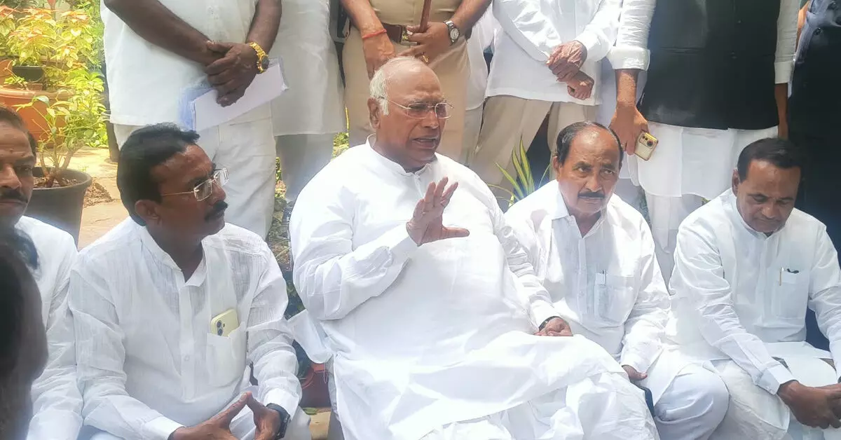ವಂದೇ ಮಾತರಂ ಎರಡು ಪ್ಯಾರಾ ಹಾಡಿದರೆ ದೇಶದ್ರೋಹಿಗಳಾ? : ಮಲ್ಲಿಕಾರ್ಜುನ ಖರ್ಗೆ ಪ್ರಶ್ನೆ ವಂದೇ ಮಾತರಂ ಎರಡು ಪ್ಯಾರಾ ಹಾಡಿದರೆ ದೇಶದ್ರೋಹಿಗಳಾ? : ಮಲ್ಲಿಕಾರ್ಜುನ ಖರ್ಗೆ ಪ್ರಶ್ನೆ